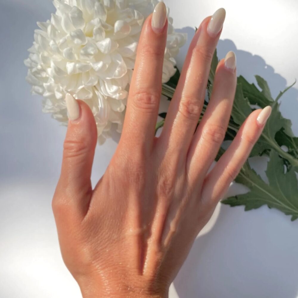Karolin-van-Loon_Jardin_de_Lys_Nailpolish_Hand